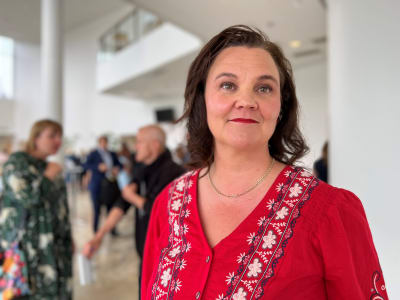 Porträtt på Hanna Smith som är klädd i en röd klänning.