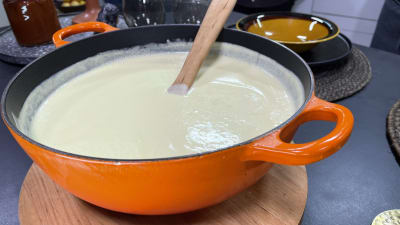 En kastrull med butternut squash soppa 