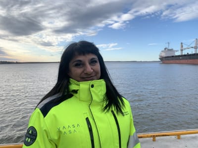 Jessica Ekström står med varseljacka vid hamnen i Vasa en höstdag. I bakgrunden ses ett lastfartyg. 
