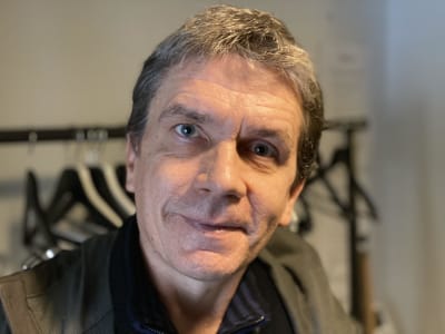 Äldre man tittar rakt in i kameran.