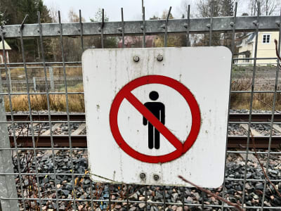En skylt vid en järnväg som visar att man inte får gå vidare.