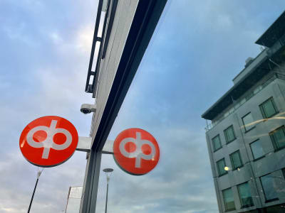 OP:s logo på utsidan av en bankbyggnad.