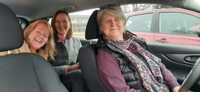 Tre kvinnor i en bil.