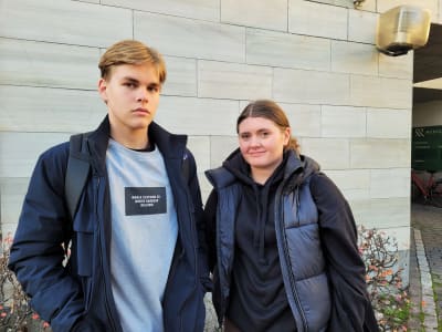POrträtt av två ungdomar som står bredvid varandra utomhus. 