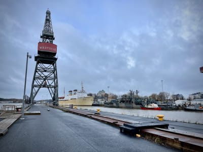 Åstranden, hamnkran och museifartyget Bore.