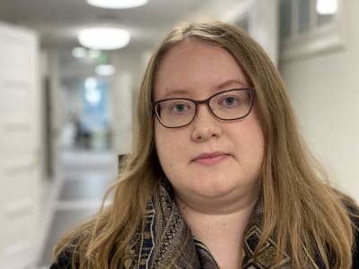 Ung besviken kvinna i glasögon.