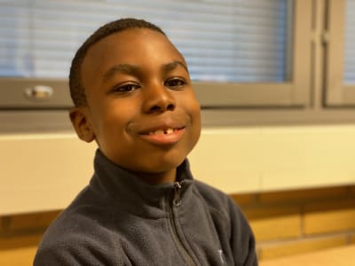 Ung mörkhyad elev i Salo svenska skola.