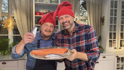 Michael Björklund och Matias Jungar med ett fat av fisk