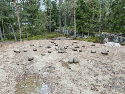 Mindre stenar i en ring eller cirkel på ett berg.  