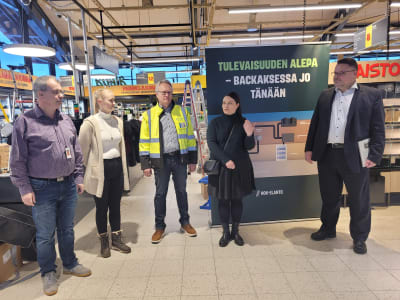 Gruppchefen Marko Lamppio, butikschefen Miia Lindfors, teknisk specialisten Jarkko Niemi, informatören och vd:n Veli-Matti Liimatainen presenterar den nya butiken i Backas i Vanda. 