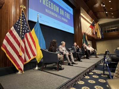 Regissören och huvudkaraktärerna intervjuas i samband med visningen av dokumentärfilmen i Washington DC.