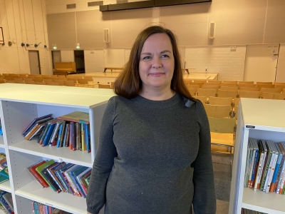 Vindängens rektor Pamela Böhme i skolbiblioteket.