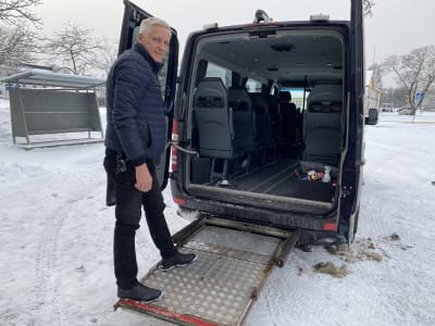En man vid rampen till en invataxi.