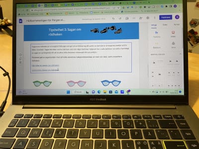 En datorskärm med text och bilder på små fotspår och glasögon.
