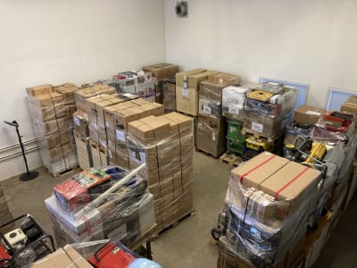 Bild av en lagerhall med många lådor. 