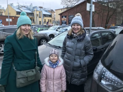 Maiju Kannisto (vas.), Hulda Harju ja Minna Kannisto kauhistelevat Turun kauppahallin parkkipaikalla korkeita pysäköintitaksoja.