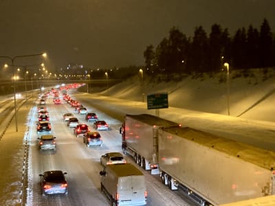 Trafikstockning i snöväder på Åboleden.