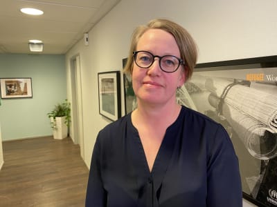 Kvinna, verksamhetsledare på Flyktingrådgivningen tittar in i kameran