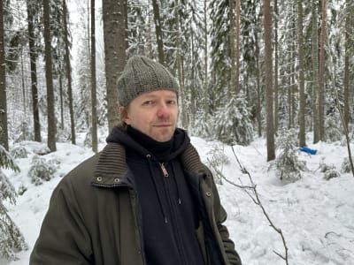 Greenpeacen metsäasiantuntija Matti Liimatainen katsoo kameraan.