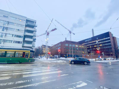 Tre byggkranar tornar upp över Gräsviken.