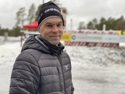 En man framför ett skidspår.