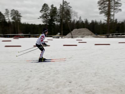 En flicka som skidar på en skidbana.