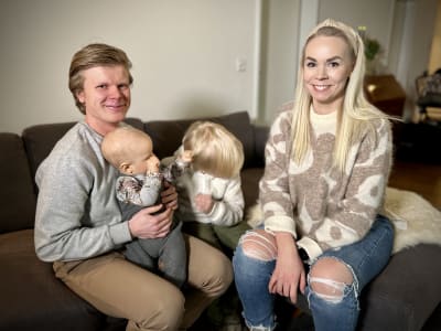 Joonas Pylsy tillsammans med fru och två barn.