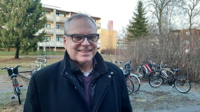Man framför höghus i Hangö.