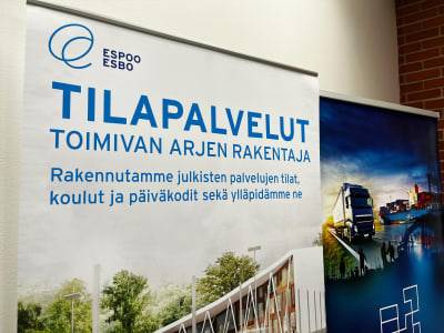 Skylt som beskriver Esbo stads lokalcentrals verksamhet.