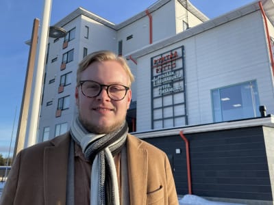 En ung man framför kommunhuset i Pyttis. 