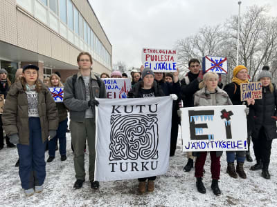 Demonstranter på universitetsbacken i Åbo.
