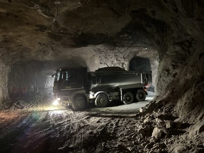 Sotkamo Silverin kuorma-auto kaivostunnelissa.
