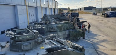 Brittiska och danska stridsvagnar av olika tyngd uppställda för medierna på den estniska militärbasen i Tapa.