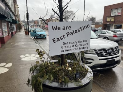 En skylt i en blomkruka på en trottoar förkunnar "We are East Palestine - Get ready for the Greatest Comeback in American history".