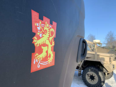 Finlands riksvapen på dörren till ett av försvarsmaktens fordon.