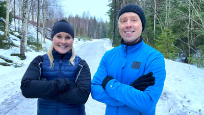 Lena Paxal ja Nicke Aldén ulkona. Hymyilevät ja pitävät käsiään ristissä ja katsovat suoraan kameraan