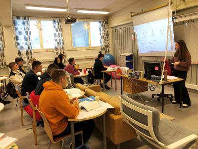 En skolklass med ungdomar som flytt kriget i Ukraina sitter i en skolklass och lär sig finska med läraren Olga Trifanova.
