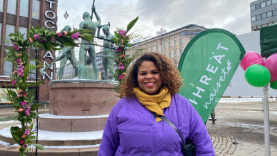 Fatim Diarra vid De Grönas kampanjtält framför Tre Smeder i Helsingfors.