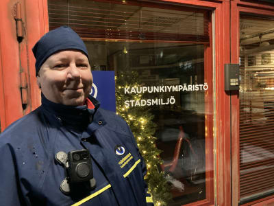 Parkeringskontrollant i arbetskläder utanför Stadsmiljöns kontor i Vasa.