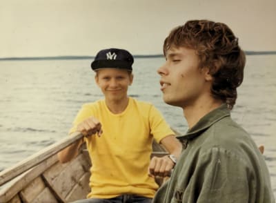Marko Juntunen yhdessä veljensä Sammelin kanssa Saimaalla kalassa.