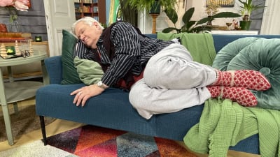 Markku Partinen makaa kyljellään sohvalla nukkuen.
