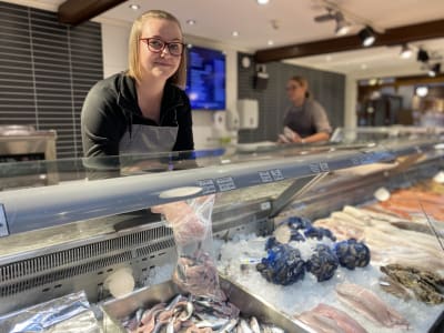 Tanja Hägglund säljer fisk i saluhallen i Vasa