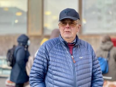 John Åsvik utanför matkön.