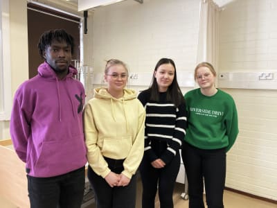 Fyra ungdomar som står i ett klassrum. Från vänster till höger: Salah Ibrahim, Minea Westerback, Emilia Antfolk och Maya Enqvist.