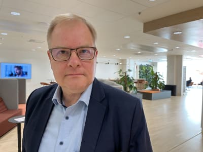 ABB:n toimitusjohtaja Pekka Tiitinen katsoo kameraan.