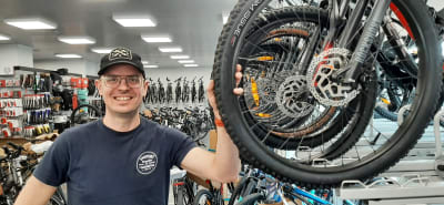 Man i cykelaffär.