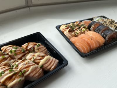 Två portioner sushi.