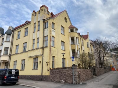 En gammal byggnad med gul fasad.