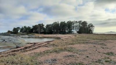 Vacker villa vid en sandstrand.