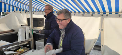 Man säljer fisk vid salutorget i Åbo.